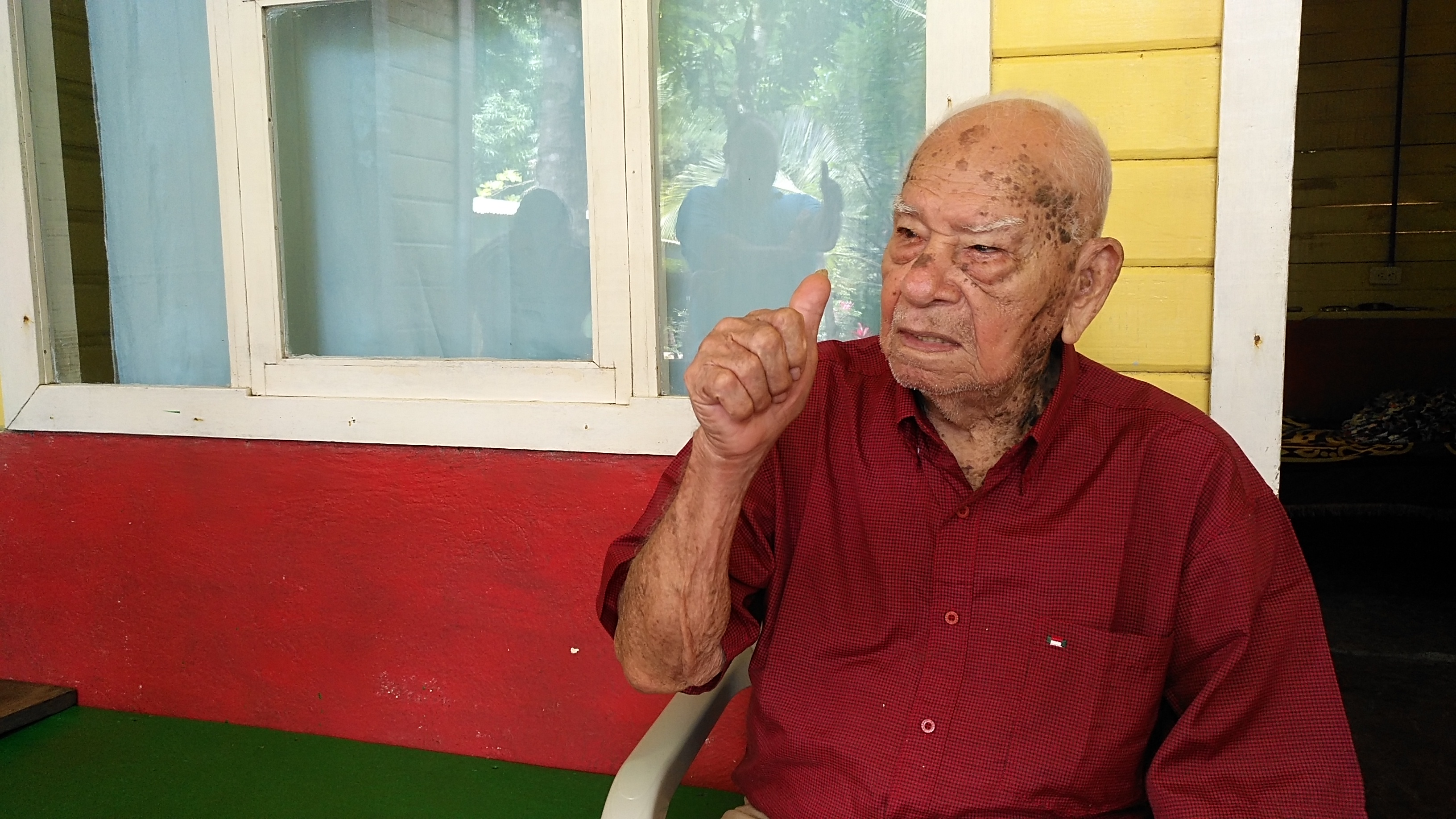 HOJANCHA: Con 102 años, don José sabe cómo mantenerse como un roble