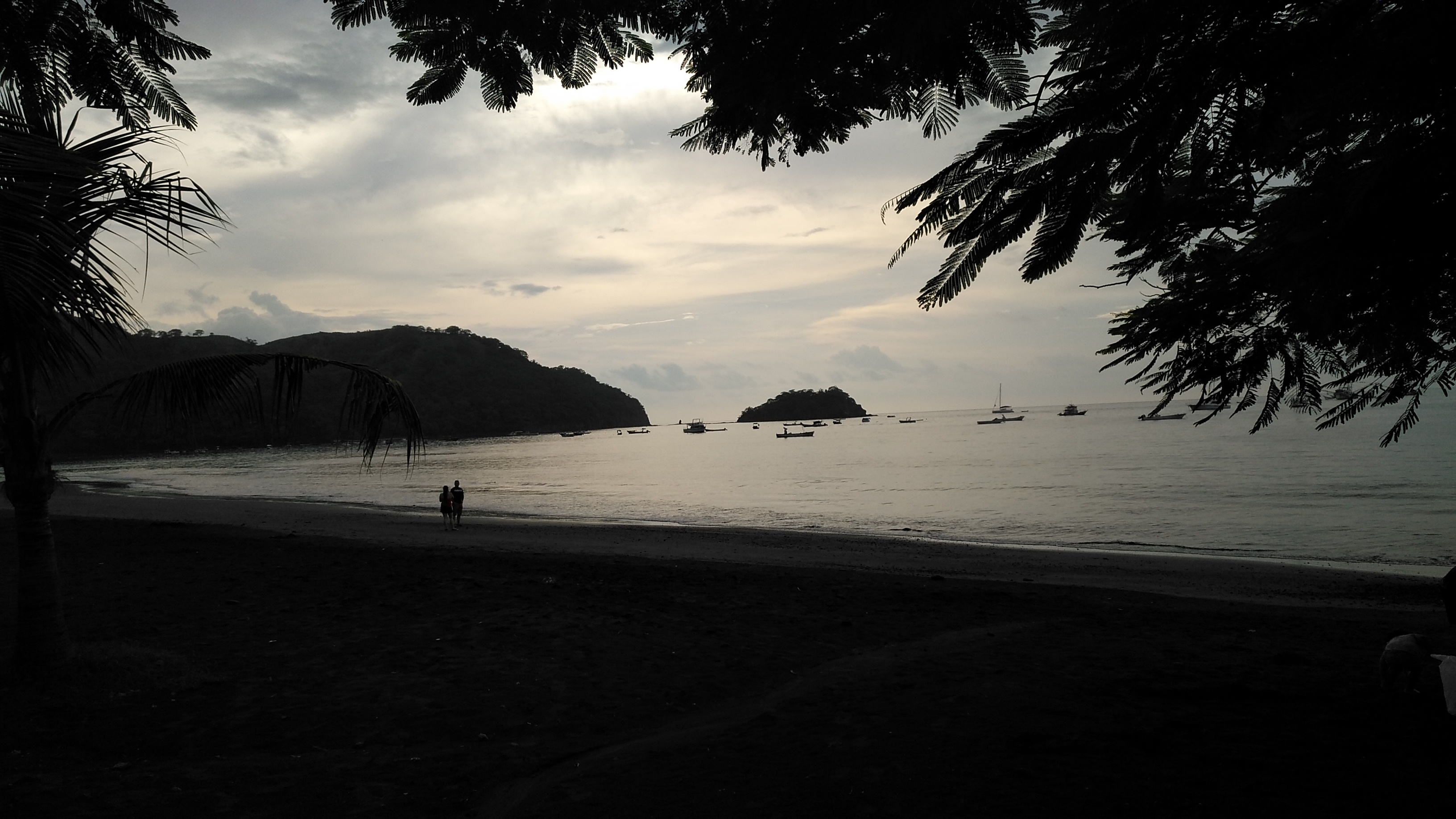 COSTA RICA ES BELLA. Una postal de Playa del Coco a nombre de COSMÉTICOS SAMY